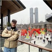 Étudiant de 21 ans, j'ai vécu une grande partie de ma vie en Angleterre. Je souhaite vous aidez quel que soit votre niveau, grâce à des activités et exercices adaptés.